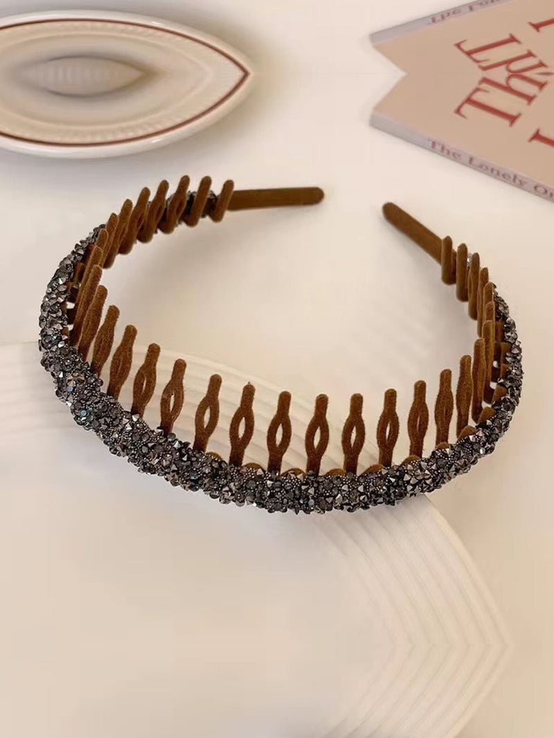 1 banda para el cabello real en color caqui con diseño de dientes ondulados y diamantes de imitación.