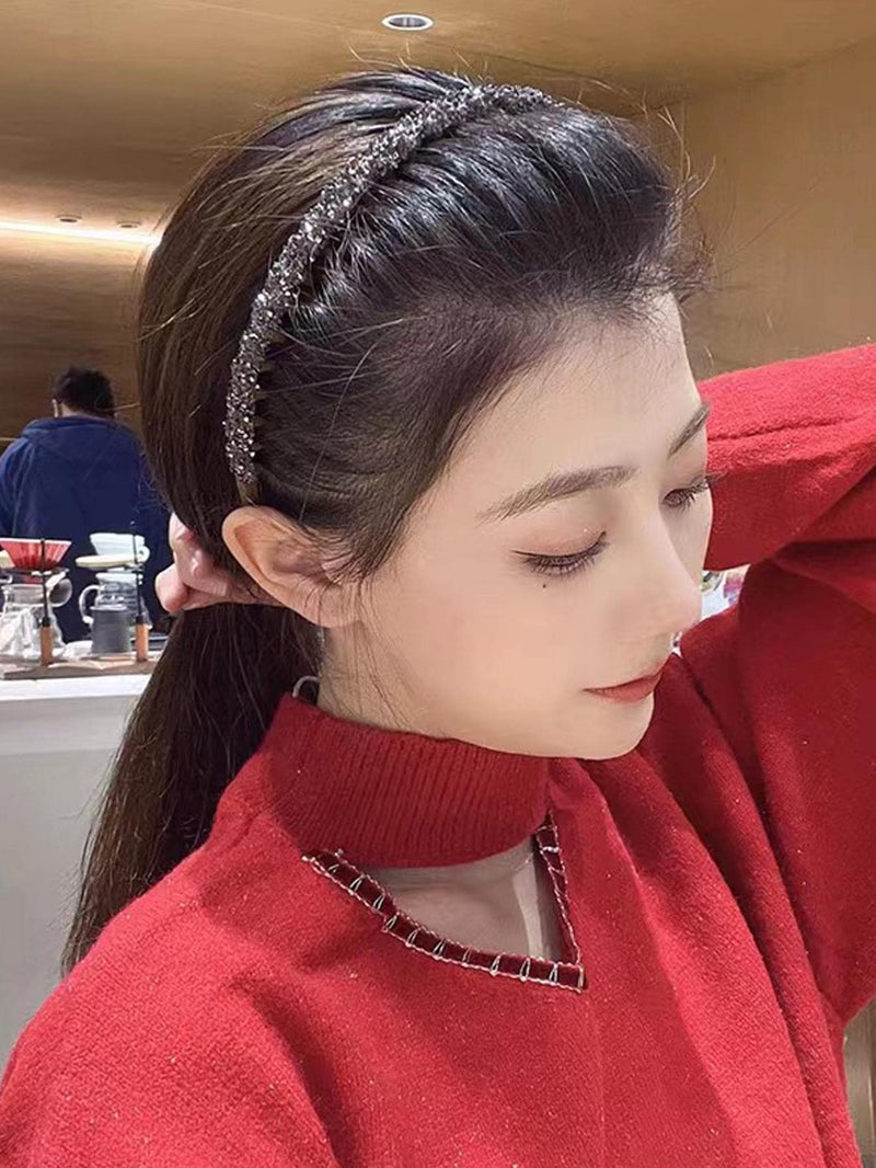 1 banda para el cabello real en color caqui con diseño de dientes ondulados y diamantes de imitación.