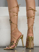 Sandalias de tacón alto metalizadas con punta puntiaguda para mujer con tiras y estampado floral de mariposa y serpiente para ocasiones elegantes y al aire libre.