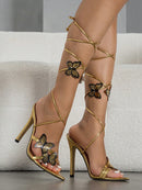 Sandalias de tacón alto metalizadas con punta puntiaguda para mujer con tiras y estampado floral de mariposa y serpiente para ocasiones elegantes y al aire libre.