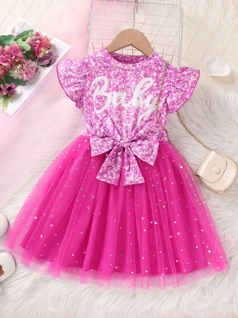 Vestido SHEIN Glamorique Kids de tul brillante con escote de manga corta, estampado de letras brillantes y lazo en la cintura para niñas pequeñas.