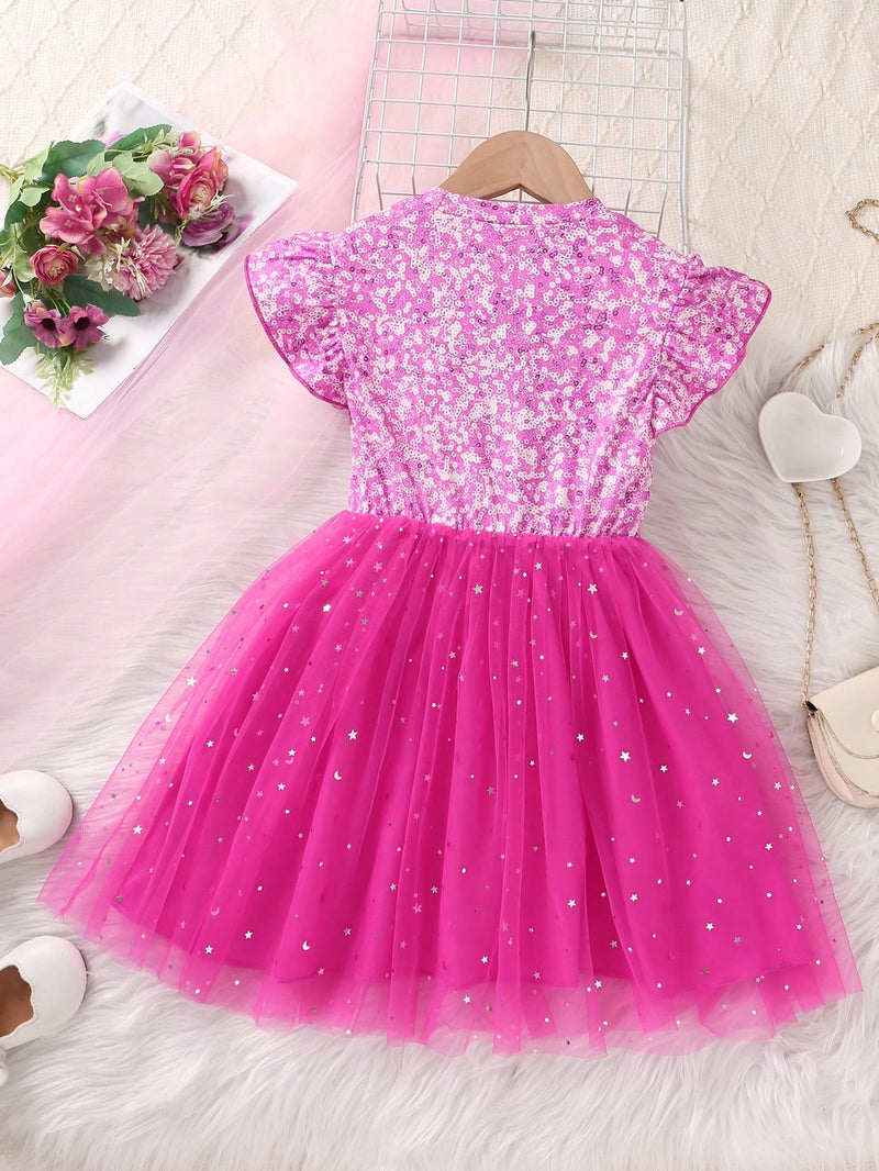 Vestido SHEIN Glamorique Kids de tul brillante con escote de manga corta, estampado de letras brillantes y lazo en la cintura para niñas pequeñas.