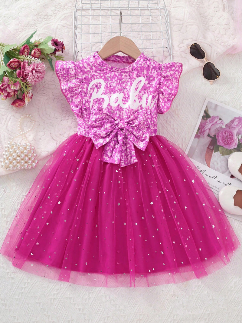 Vestido SHEIN Glamorique Kids de tul brillante con escote de manga corta, estampado de letras brillantes y lazo en la cintura para niñas pequeñas.