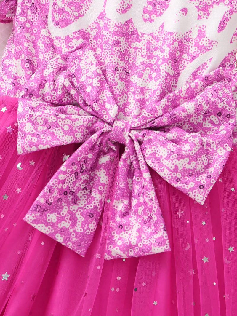Vestido SHEIN Glamorique Kids de tul brillante con escote de manga corta, estampado de letras brillantes y lazo en la cintura para niñas pequeñas.