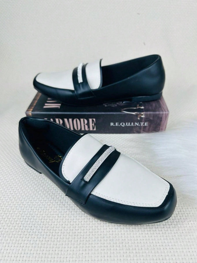 Zapatos mocasín de mujer con punta cuadrada y cómodo detalle de cadena