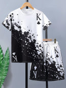 Conjunto de camiseta negra de manga corta con estampado de espadas y pantalones cortos para adolescente