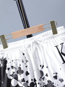 Conjunto de camiseta negra de manga corta con estampado de espadas y pantalones cortos para adolescente