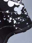 Conjunto de camiseta negra de manga corta con estampado de espadas y pantalones cortos para adolescente