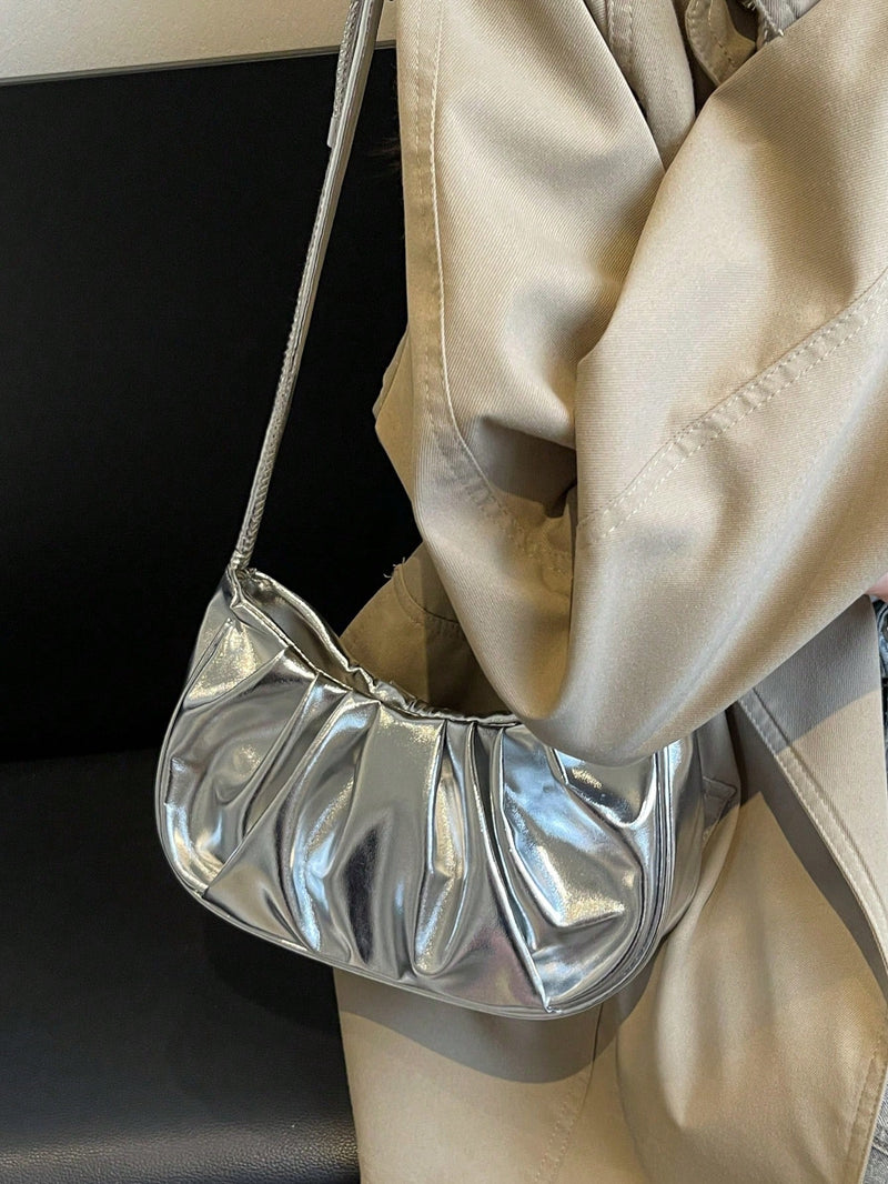 Bolso de hombro de PU con forma de nube, plisado, color liso y acabado brillante, sencillo y elegante, moderno, tipo media luna para mujer.