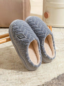 Pantuflas antideslizantes de estilo sencillo para mujer, pantuflas mullidas con suela gruesa para uso en interiores y exteriores, nuevas pantuflas peludas para dormitorio.
