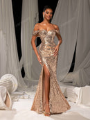Vestido de fiesta elegante de sirena con hombros descubiertos, abertura y dobladillo brillante.
