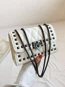 Bolso bandolera de mujer con correa de cadena (2011)