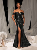 Vestido de fiesta elegante de sirena con hombros descubiertos, abertura y dobladillo brillante.