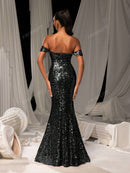 Vestido de fiesta elegante de sirena con hombros descubiertos, abertura y dobladillo brillante.