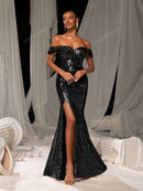 Vestido de fiesta elegante de sirena con hombros descubiertos, abertura y dobladillo brillante.