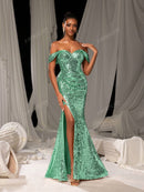 Vestido de fiesta elegante de sirena con hombros descubiertos, abertura y dobladillo brillante.