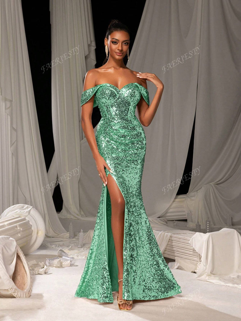 Vestido de fiesta elegante de sirena con hombros descubiertos, abertura y dobladillo brillante.