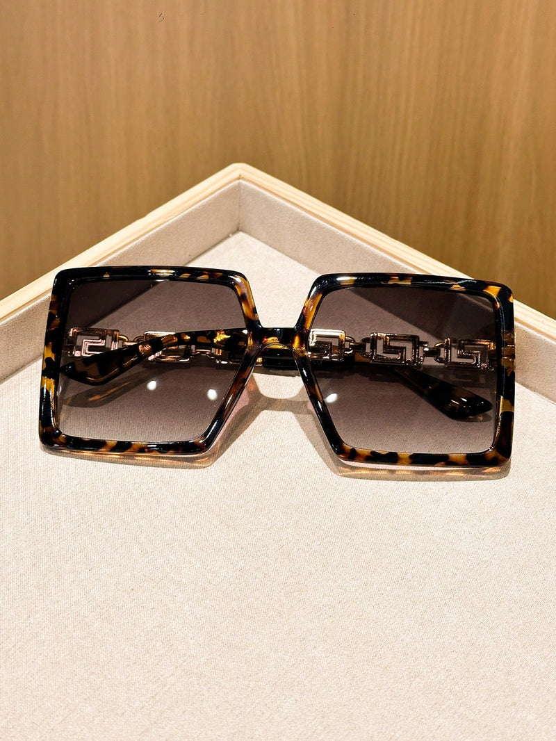 Gafas de moda de estilo coreano de alta calidad con cadena de metal y marco cuadrado completo, sofisticadas y elegantes, de plástico, accesorios de playa, regalos, looks casuales y de negocios para mujeres.