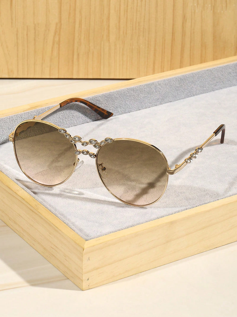 Gafas graduadas de moda, exquisitas, lujosas, elegantes, estéticas, perfectas, con montura redonda de metal y decoración de diamantes de imitación. Accesorio de moda para mujer: looks de vacaciones, estilo urbano, bodas y salidas.