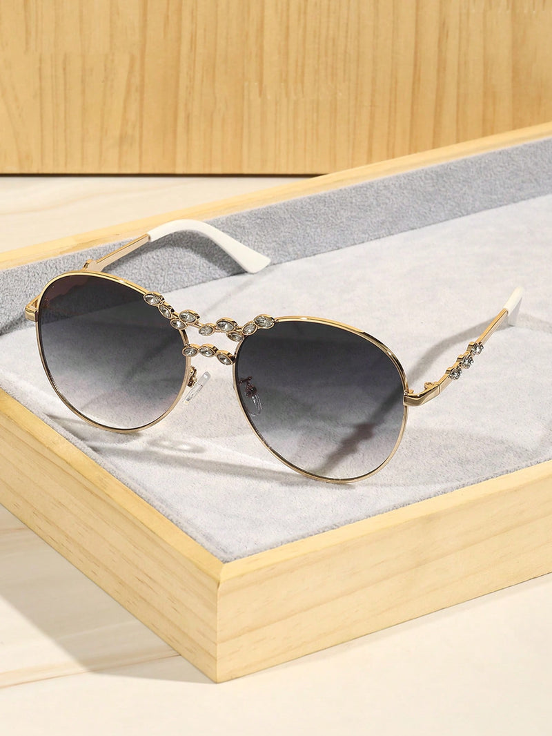 Gafas graduadas de moda, exquisitas, lujosas, elegantes, estéticas, perfectas, con montura redonda de metal y decoración de diamantes de imitación. Accesorio de moda para mujer: looks de vacaciones, estilo urbano, bodas y salidas.