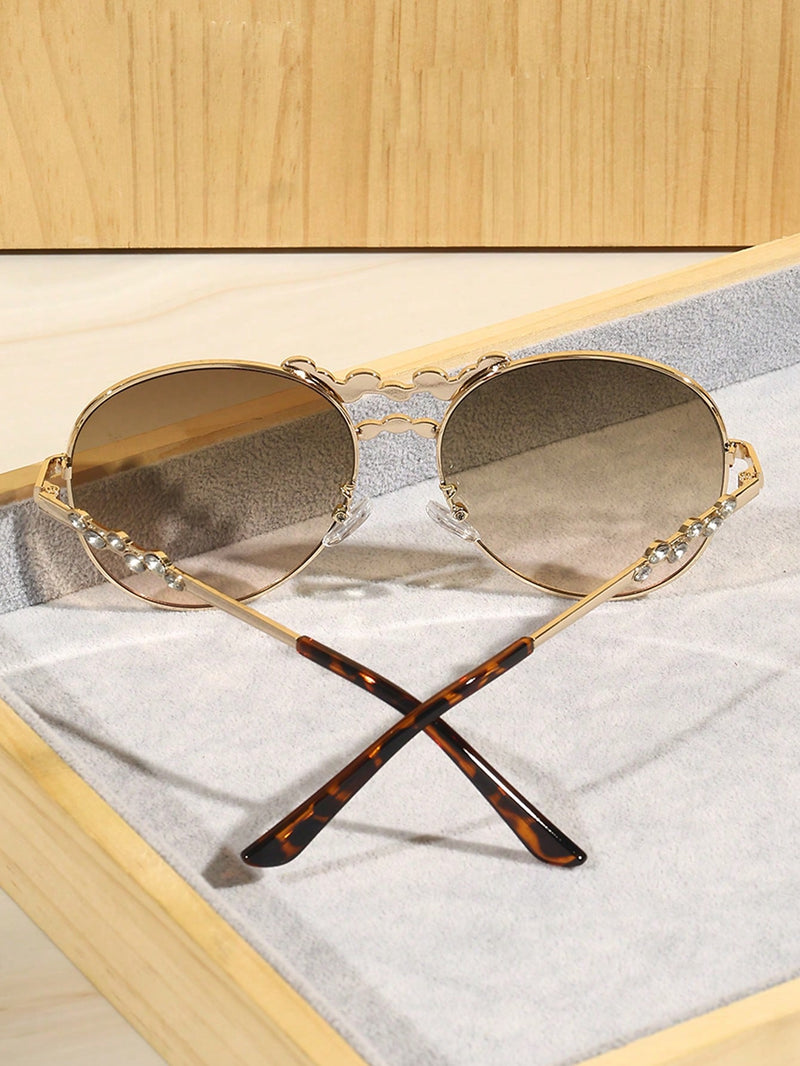 Gafas graduadas de moda, exquisitas, lujosas, elegantes, estéticas, perfectas, con montura redonda de metal y decoración de diamantes de imitación. Accesorio de moda para mujer: looks de vacaciones, estilo urbano, bodas y salidas.