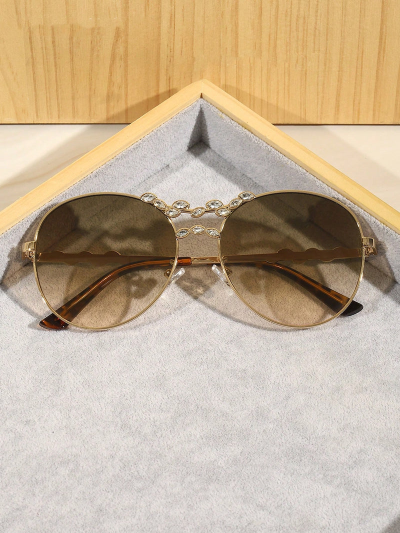 Gafas graduadas de moda, exquisitas, lujosas, elegantes, estéticas, perfectas, con montura redonda de metal y decoración de diamantes de imitación. Accesorio de moda para mujer: looks de vacaciones, estilo urbano, bodas y salidas.