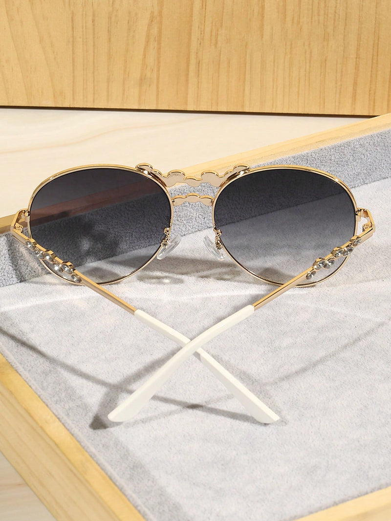 Gafas graduadas de moda, exquisitas, lujosas, elegantes, estéticas, perfectas, con montura redonda de metal y decoración de diamantes de imitación. Accesorio de moda para mujer: looks de vacaciones, estilo urbano, bodas y salidas.