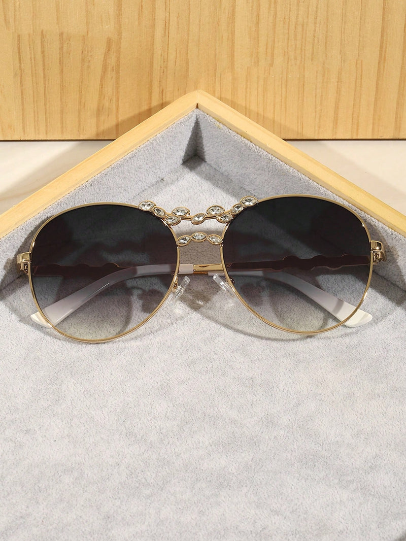 Gafas graduadas de moda, exquisitas, lujosas, elegantes, estéticas, perfectas, con montura redonda de metal y decoración de diamantes de imitación. Accesorio de moda para mujer: looks de vacaciones, estilo urbano, bodas y salidas.