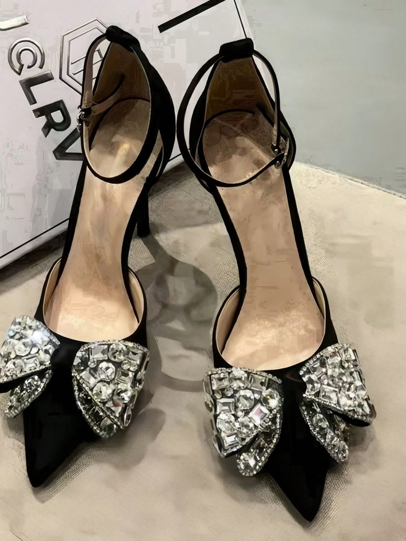 Sandália Preta Bico Fino com Laço de Cristal – Elegância e Poder no Salto Alto