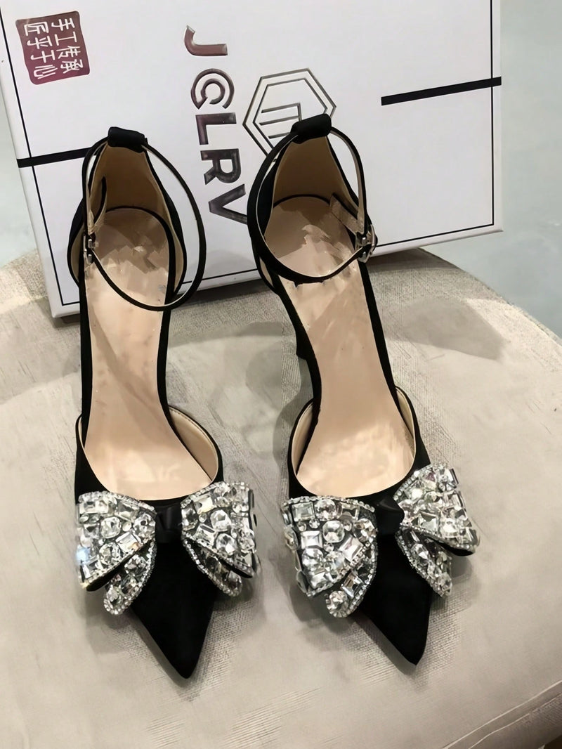 Sandália Preta Bico Fino com Laço de Cristal – Elegância e Poder no Salto Alto