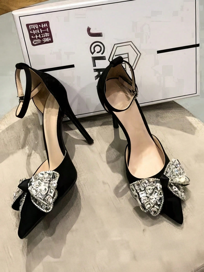 Sandália Preta Bico Fino com Laço de Cristal – Elegância e Poder no Salto Alto