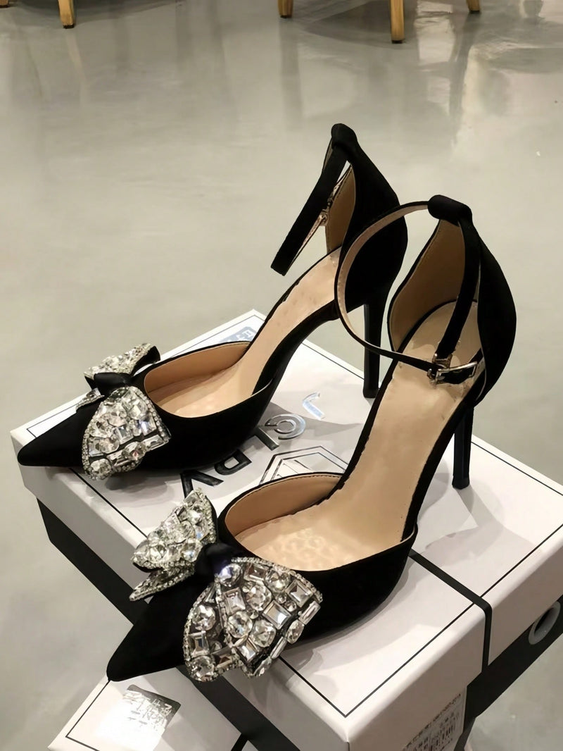 Sandália Preta Bico Fino com Laço de Cristal – Elegância e Poder no Salto Alto