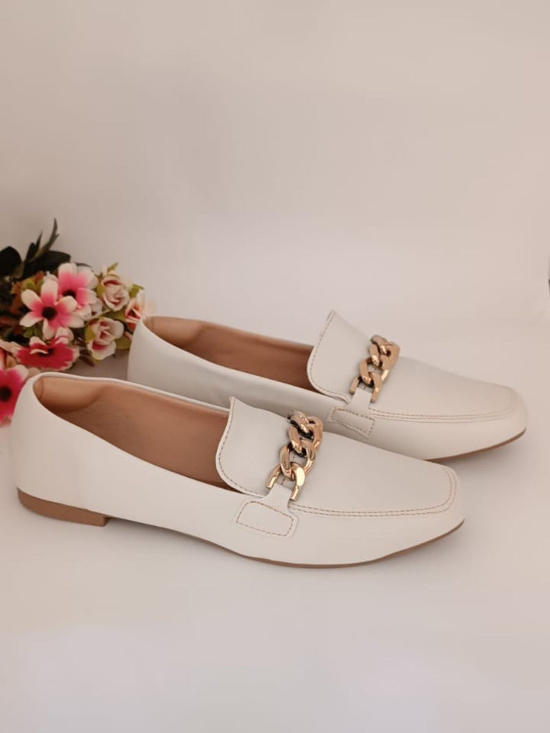 Zapatos mocasín de mujer con punta cuadrada y cómodo detalle de cadena