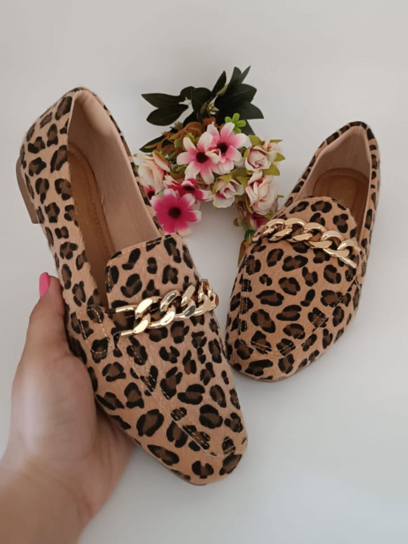 Zapatos mocasín de mujer con punta cuadrada y cómodo detalle de cadena